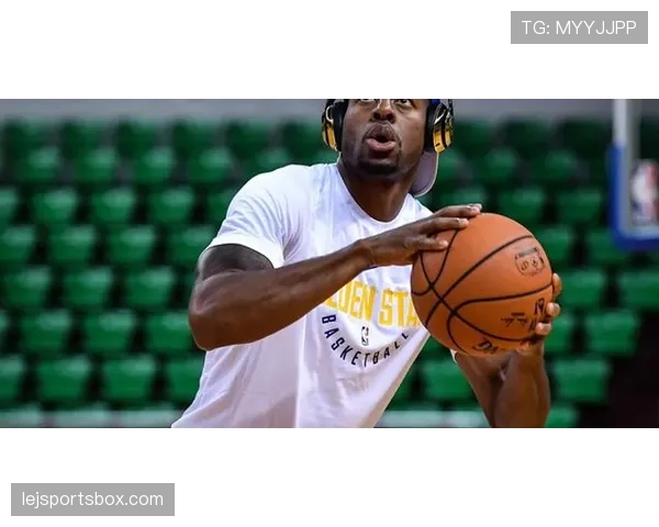 娜奥米·大阪球场像冰山，街上却拎便利店塑料袋吃泡面，反差真让人笑裂