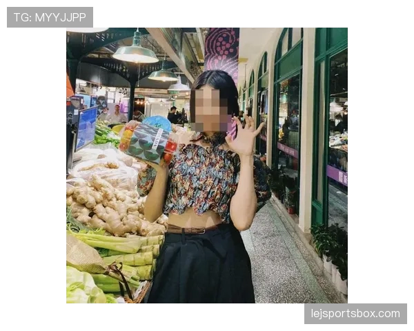 谢杏芳在菜市场跟大妈讨价还价，手里提的袋子却是名店纸袋